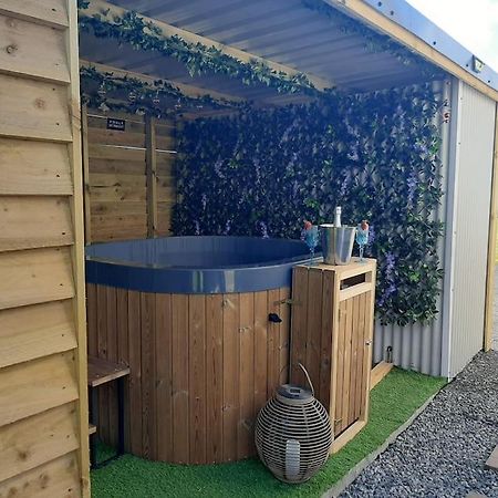 Anglesey New Modern Shepherds Hut With Spa Hot Tub Gwalchmai Exterior foto