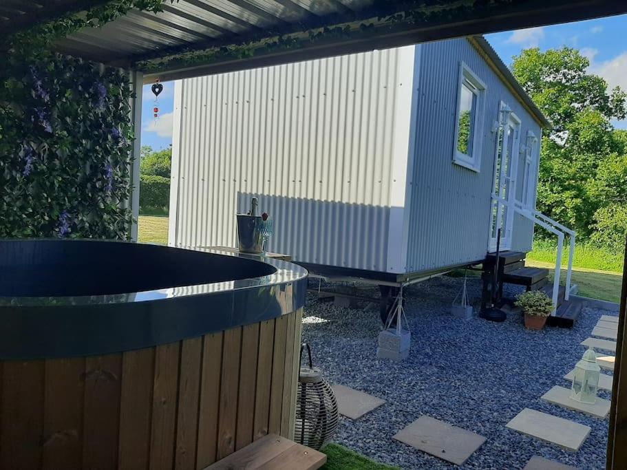 Anglesey New Modern Shepherds Hut With Spa Hot Tub Gwalchmai Exterior foto