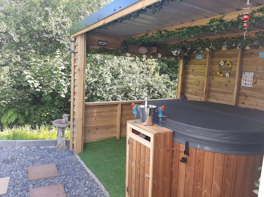 Anglesey New Modern Shepherds Hut With Spa Hot Tub Gwalchmai Exterior foto