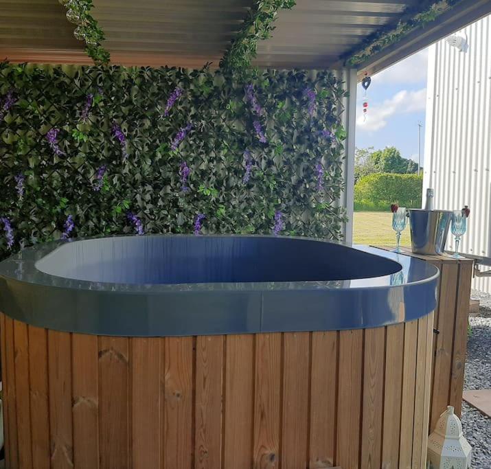 Anglesey New Modern Shepherds Hut With Spa Hot Tub Gwalchmai Exterior foto