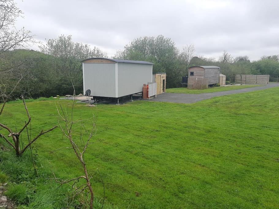 Anglesey New Modern Shepherds Hut With Spa Hot Tub Gwalchmai Exterior foto