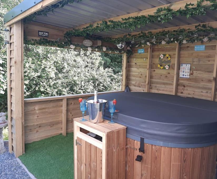 Anglesey New Modern Shepherds Hut With Spa Hot Tub Gwalchmai Exterior foto