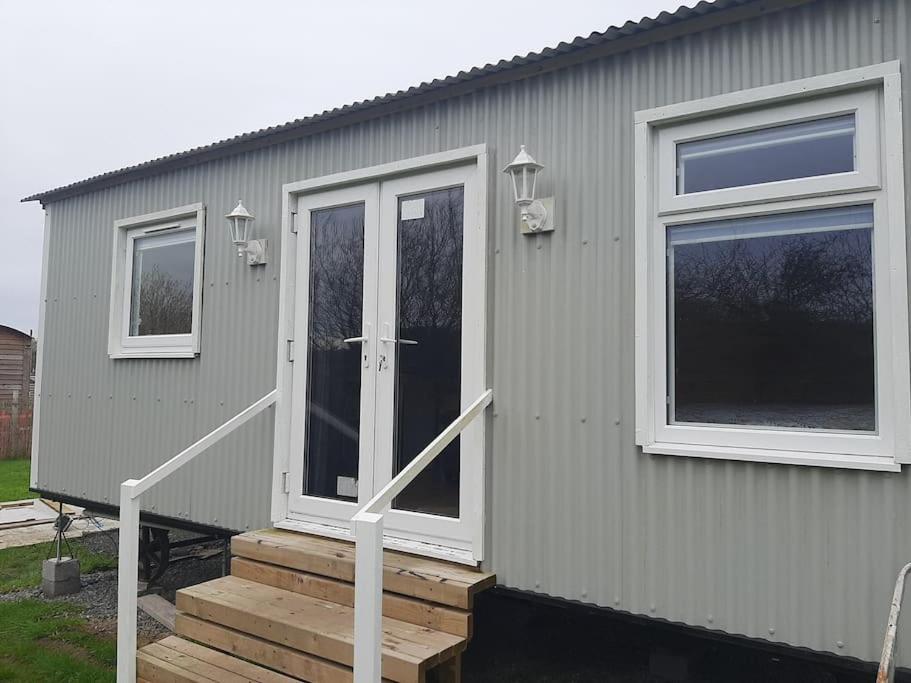 Anglesey New Modern Shepherds Hut With Spa Hot Tub Gwalchmai Exterior foto
