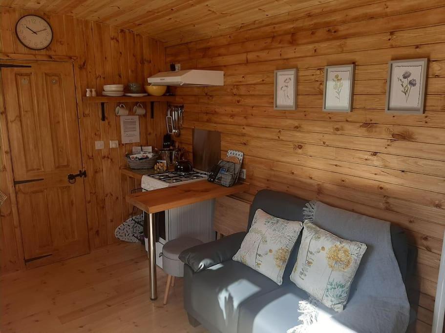 Anglesey New Modern Shepherds Hut With Spa Hot Tub Gwalchmai Exterior foto
