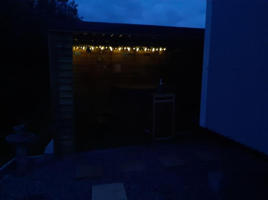 Anglesey New Modern Shepherds Hut With Spa Hot Tub Gwalchmai Exterior foto