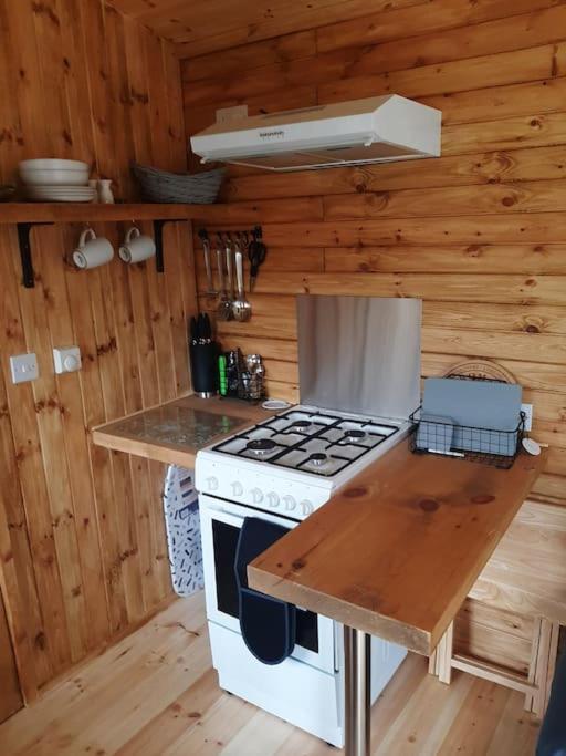 Anglesey New Modern Shepherds Hut With Spa Hot Tub Gwalchmai Exterior foto