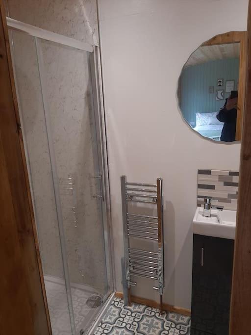 Anglesey New Modern Shepherds Hut With Spa Hot Tub Gwalchmai Exterior foto