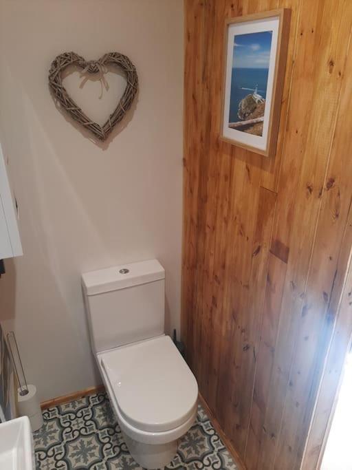 Anglesey New Modern Shepherds Hut With Spa Hot Tub Gwalchmai Exterior foto