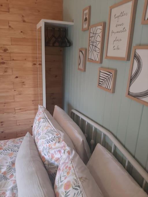 Anglesey New Modern Shepherds Hut With Spa Hot Tub Gwalchmai Exterior foto