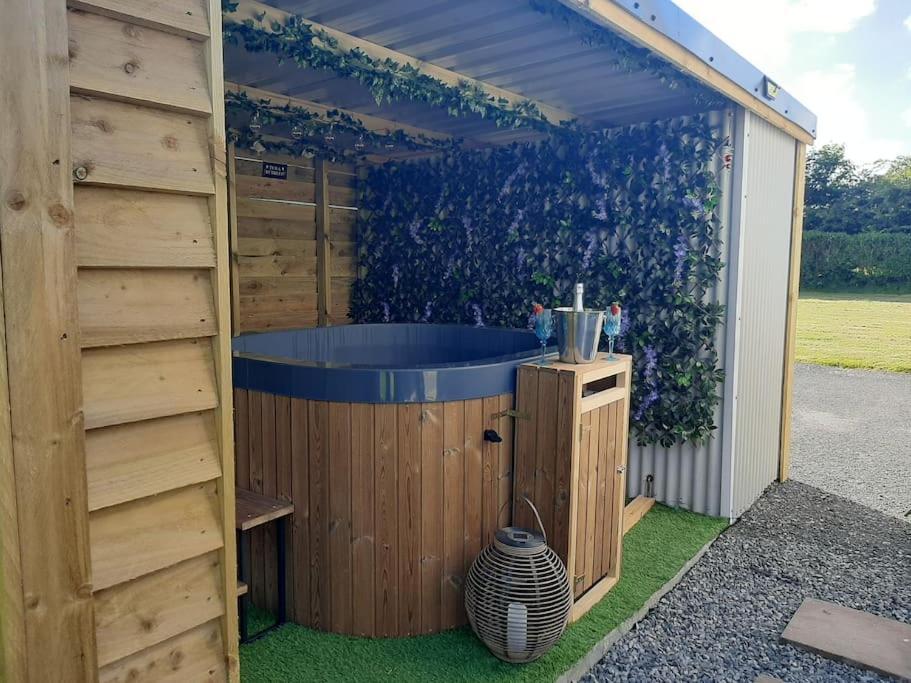 Anglesey New Modern Shepherds Hut With Spa Hot Tub Gwalchmai Exterior foto