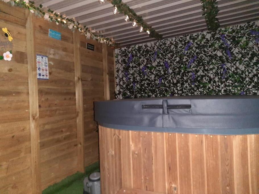 Anglesey New Modern Shepherds Hut With Spa Hot Tub Gwalchmai Exterior foto
