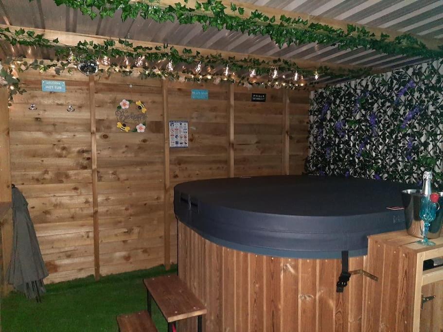 Anglesey New Modern Shepherds Hut With Spa Hot Tub Gwalchmai Exterior foto