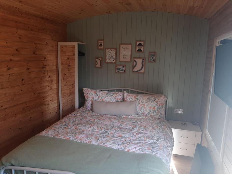 Anglesey New Modern Shepherds Hut With Spa Hot Tub Gwalchmai Exterior foto