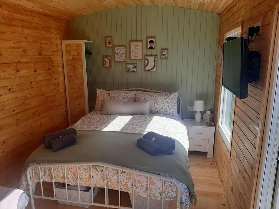 Anglesey New Modern Shepherds Hut With Spa Hot Tub Gwalchmai Exterior foto