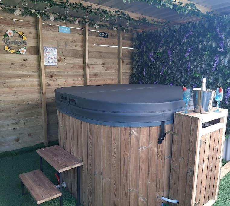 Anglesey New Modern Shepherds Hut With Spa Hot Tub Gwalchmai Exterior foto