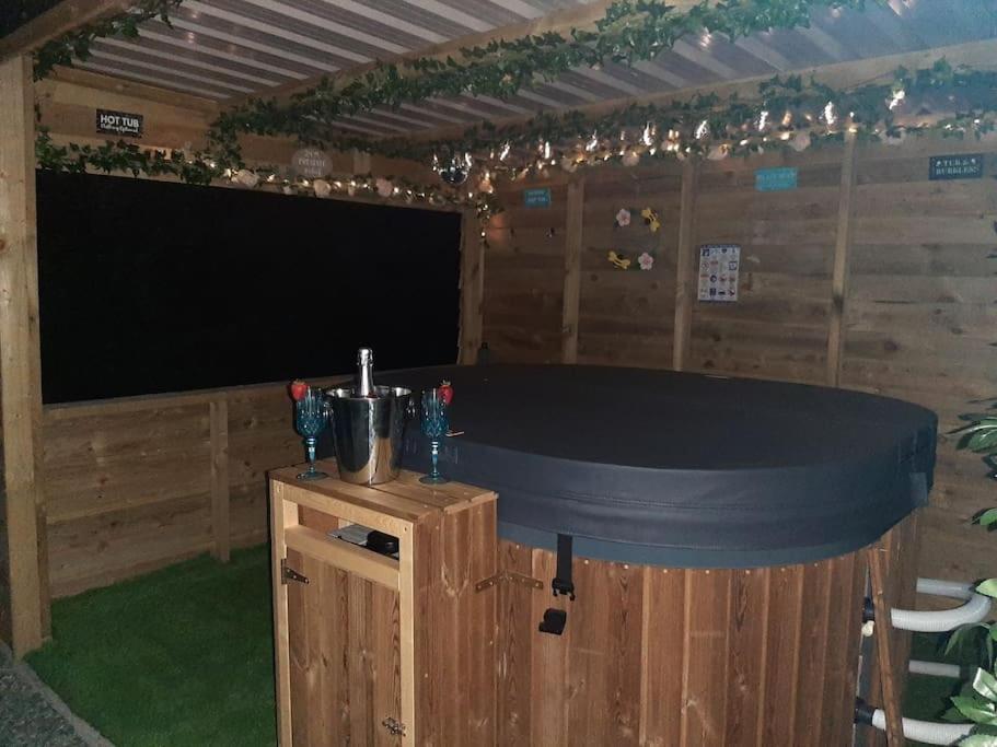 Anglesey New Modern Shepherds Hut With Spa Hot Tub Gwalchmai Exterior foto